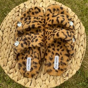 🆕 Steve Madden Furry Sandals